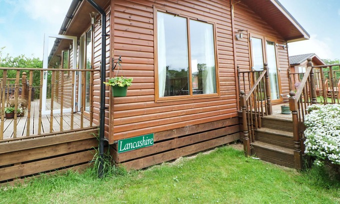 Kiplin Cottage | LANCASHIRE LODGE, pet friendly, character holiday cottage in Kiplin