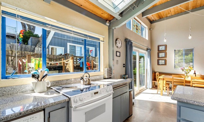 Salmon Creek House | Land's End: New England Style Beach Home! Sunsets! 3 min walk to Beach! WiFi