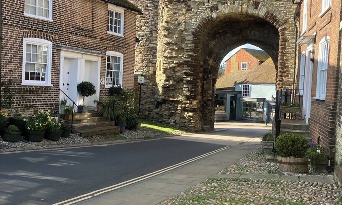 Rye Cottage | Landgate Cottage is opposite the 14th Century entrance to historic Rye town