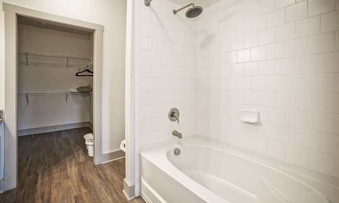 Crestline Heights Apartment | Landing at 4700 Colonnade - 2 Bedrooms in Overton