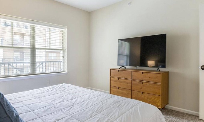 Prairie Village Apartment | Landing at Highlands Lodge Apartments - 1 Bedroom in Downtown Overland Park