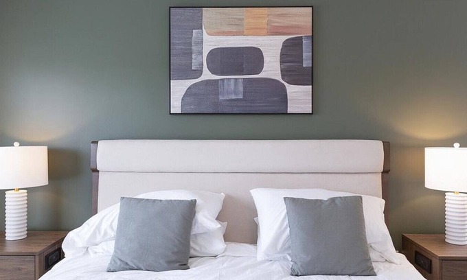 Joslyn Castle Apartment | Landing at The Duke of Omaha Apartments - 2 Bedrooms in Dodge Street Corridor