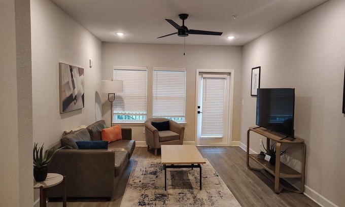 Newberry Apartment | Landing | Modern 2BD, Gym, Pool