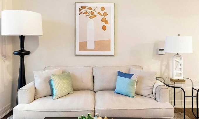 Overland Park Apartment | Landing | Stylish 3BD, Pool, Gym