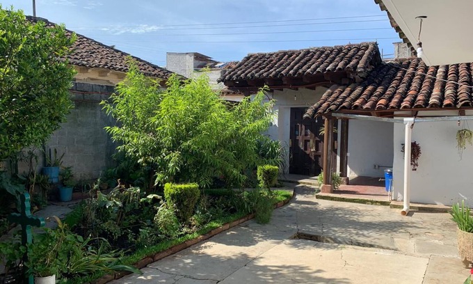 Del Cerrillo House | Large colonial house with garden in downtown area