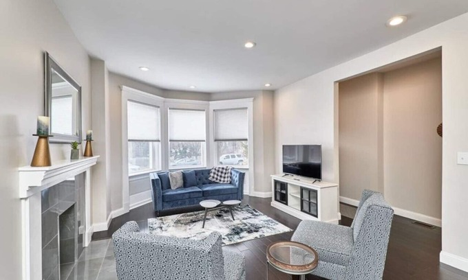 Central West End Apartment | Large 2 Bd 2 Ba Forest park, CWE eats, BJ Hospital