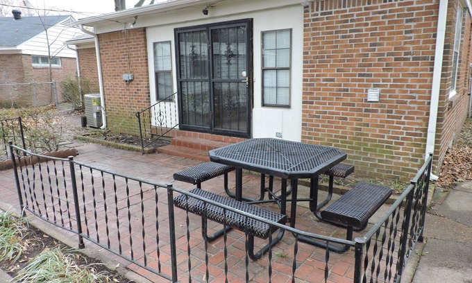 Memphis House | Large 3 Bedroom /2 Bath Home - Can Sleep 8