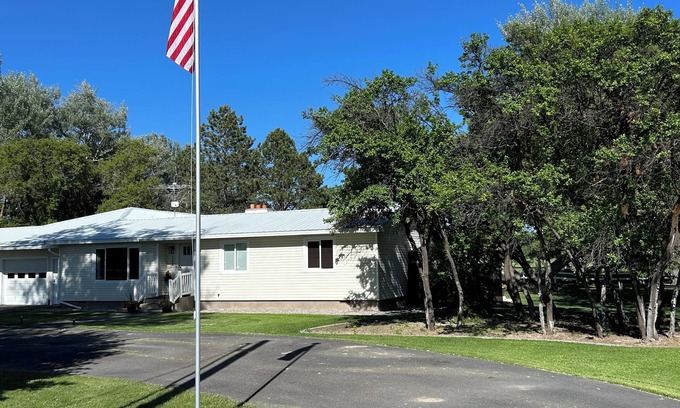 Rigby House | Large 4-bedroom 3-bath single level home with spacious greatroom and dining area