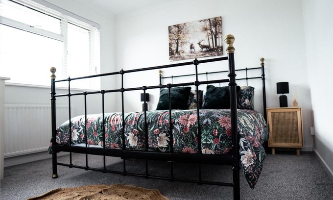 Burton Latimer House | Large 4 BedroomProperty driveway and 3 bathrooms