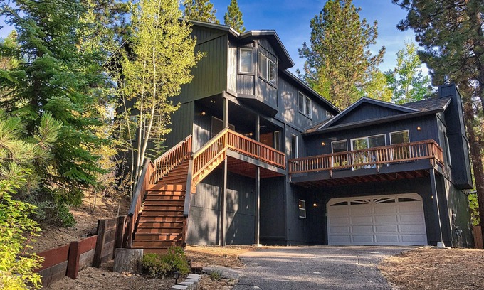 Montgomery Estates House | Large and Peaceful Mountain Home. Minutes to Lake Tahoe and Outdoor Trails !