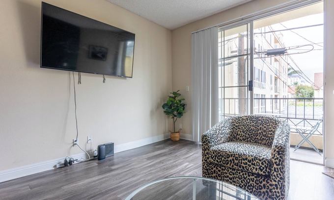 Miracle Mile Apartment | Large apt in Miracle Mile