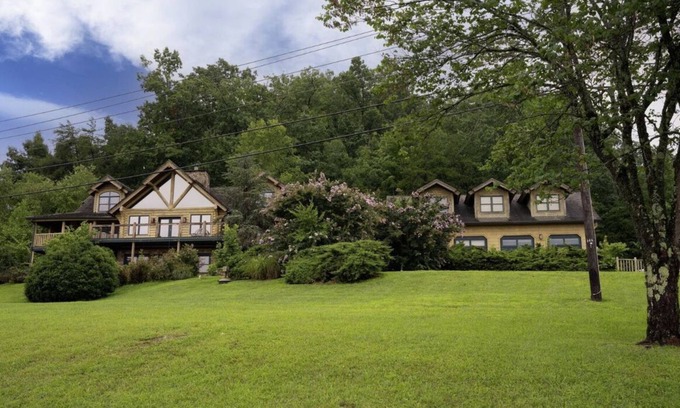 Kodak Cabin | Large Cabin at Exit 407 - lots of parking