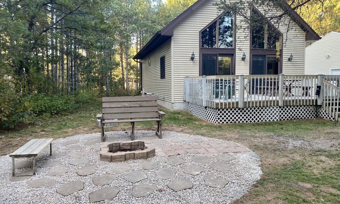 Friendship House | Large Cabin with WiFi - Sleeps 15. Great Location: near Castle Rock + WI Dells