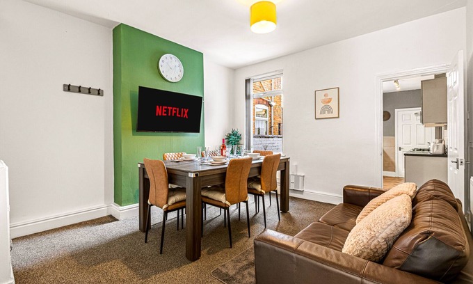 Leicester House | Large Comfortable 5 Bed House