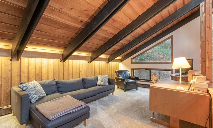 Winhall Ski Chalet | Large, comfortable Stratton home, a short drive to Manchester!