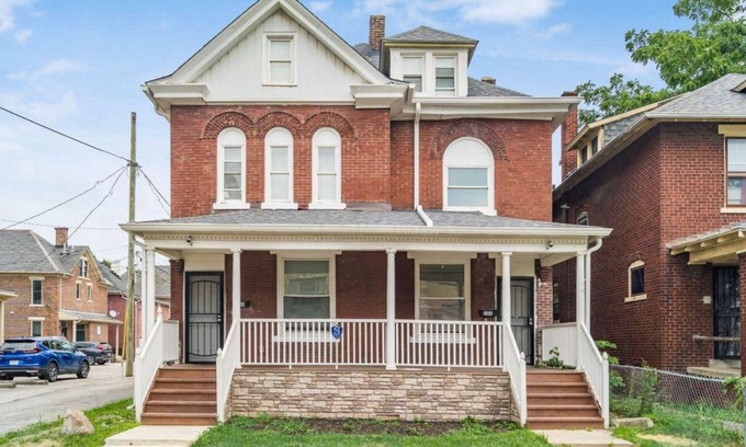 Olde Towne East House | Large Cozy,Chic Comfortable 3 BR in a two Story townhouse, WiFi, TVs, work desks