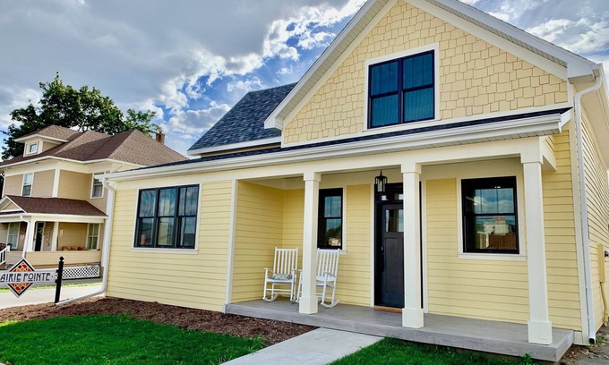 Pella House | Large Cozy Home in Heart of downtown Pella