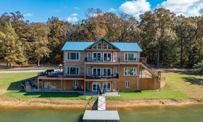 Hardin House | LARGE EVENTS WELCOME W/FULL CAMPER HOOKUP SITES AVAILABLE! 1.4 MILES TO KY LAKE