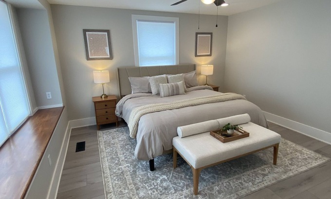 Sheridan House | Large Family Bungalow Sleeps 14, Close to Grand Park, Newly Renovated Private