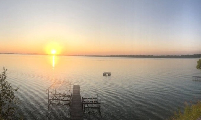 New London House | LARGE Group Lake Home-Enjoy and relax year round