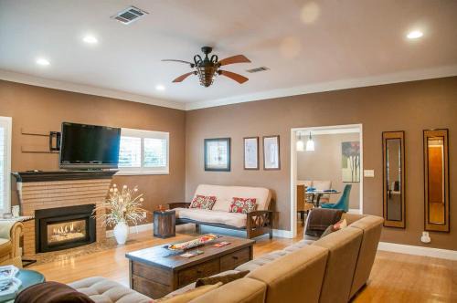 Visalia House | Large Groups-Seq Parks Coast Wineries Skiing-All Day Trips!