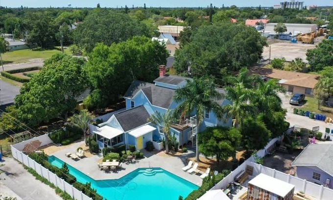 Bradenton House | Large Heated Pool Family - 3500 sqft - Sleeps 17