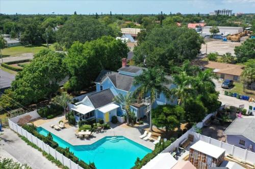 Village of the Arts House | Large Heated Pool Family - 3500 sqft - Sleeps 17