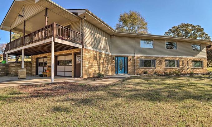 Lakeview House | Large Home w/Games: 4 Mi to Bull Shoals Lake!