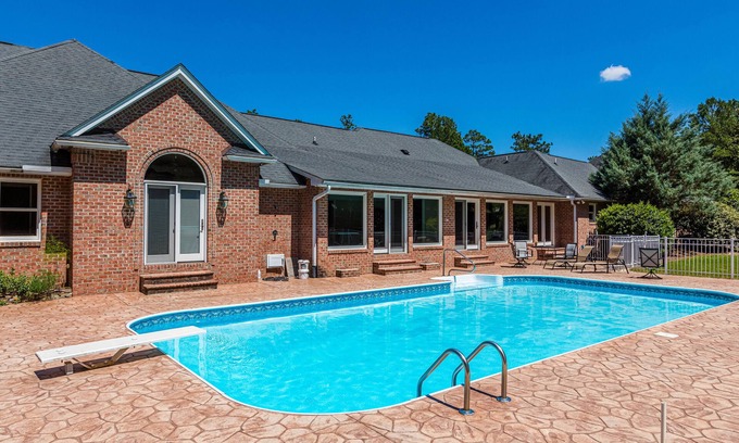 Pinehurst House | Large House w/Private pool - perfect for Golfing Groups 12 beds