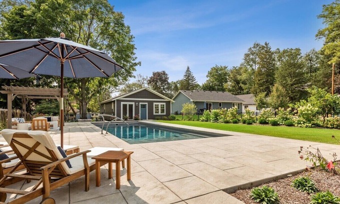 Williams Bay House | Large In-Ground Heated Pool |Two-Tiered Deck |Built-In Brick FirePit |New Home |Separate Coach House