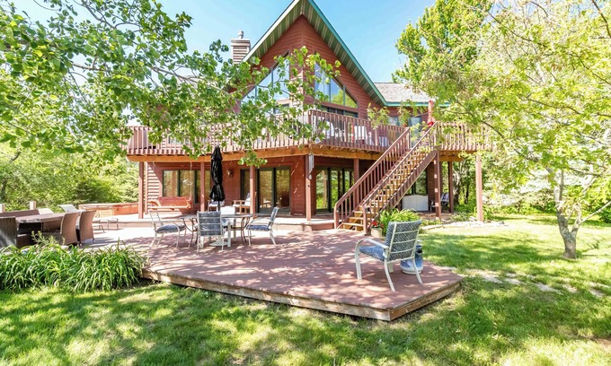 Big Bay House | LARGE LAKEFRONT HOME ON LAKE PETENWELL WITH VOLLEYBALL COURT