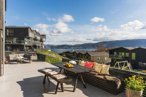 Laksevag Apartment | Large luxurious apartment with private terrace and parking
