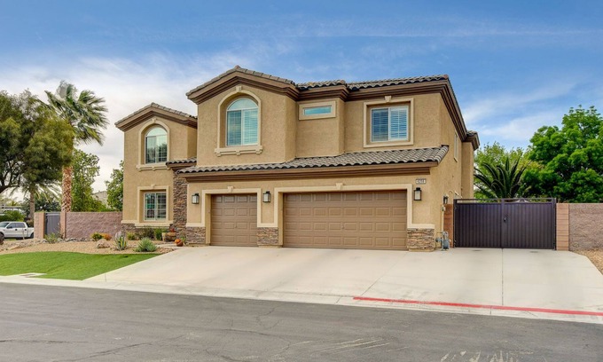 Las Vegas House | Large luxury 5 bedroom home w/ resort style backyard.