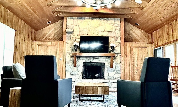Washington Court House Cabin | Large Modern Cabin w/balcony & large entertainment areas-hot tub and pool table!