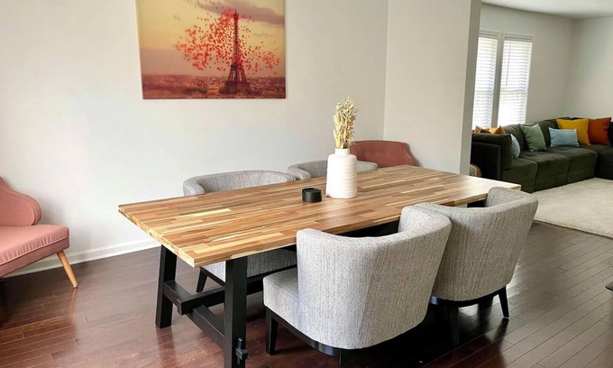 Forest Park Apartment | Large, modern 2 bedroom in the heart of Forest Park