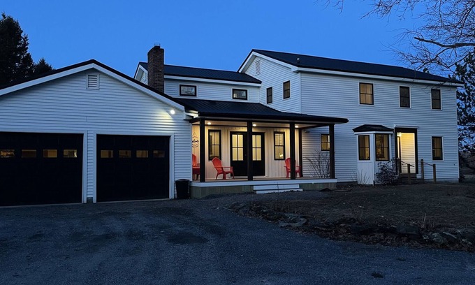 Brewer House | Large Modern Colonial Sleeps 12