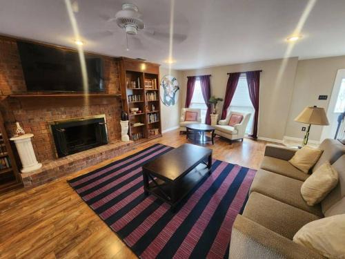 Cordova House | Large near Shops/Dining & easy access to freeway