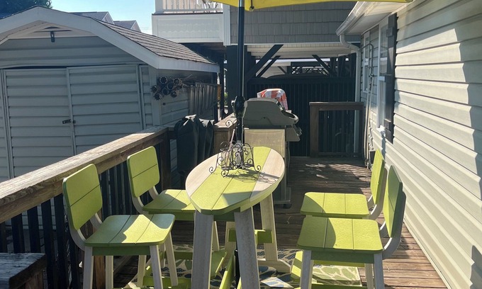 Surfside Beach Resort | Large outdoor area with a straight shot to the beach.