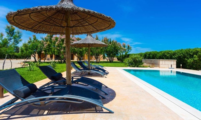 Es Palmer Villa | Large pool with a jacuzzi.