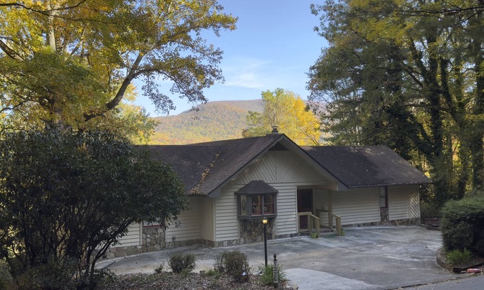 Sky Valley Cabin | Large Resort Cabin with Breathtaking Mountain Views + Firepit