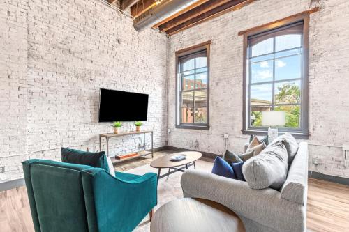 Downtown St. Louis Apartment | Large Riverfront Loft - Walk to Arch & America's Center