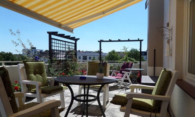 Goethestraße Apartment | Large roof terrace - Sun-drenched apartment - Elevator available