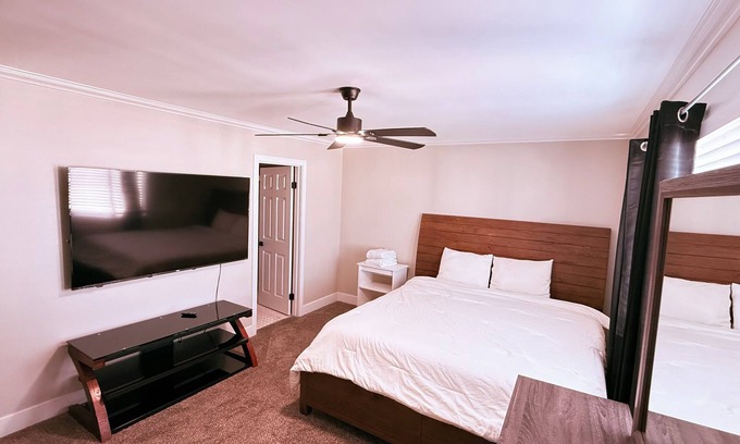 Winchester House | Large room with private bathroom