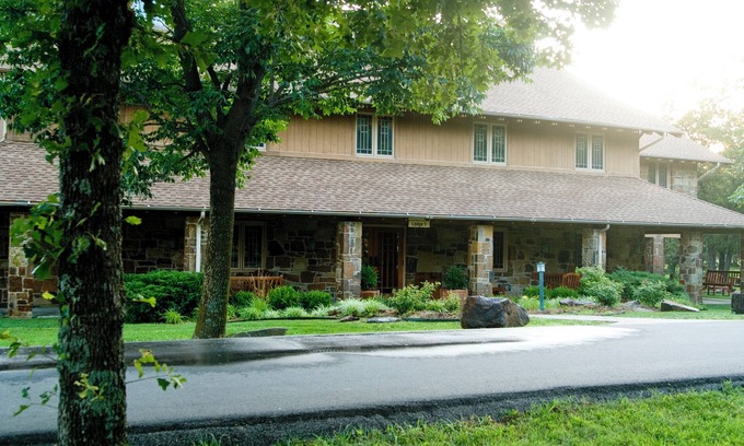 Tulsa Cabin | Large rustic lodge, sleeps 44. Only 12 minutes from downtown Tulsa