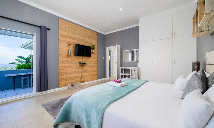 Port Elizabeth Apartment | Large Sea-Facing Apartment wth breathtaking views, private balcony & kitchenette