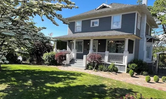 Yakima House | Large, spacious home centrally located that is both family and pet friendly.
