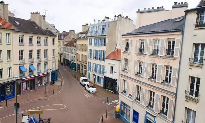 Saint-Germain-en-Laye Apartment | Large studio - city center - 300 m RER A