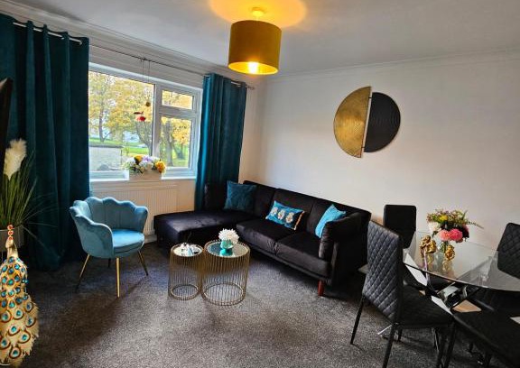 Stevenage Apartment | Large Stylish 2 Bedroom Apartment Stevenage Sleep 6