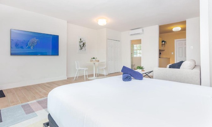 El Portal Apartment | Large Stylish Studio Apartment In El Portal #3