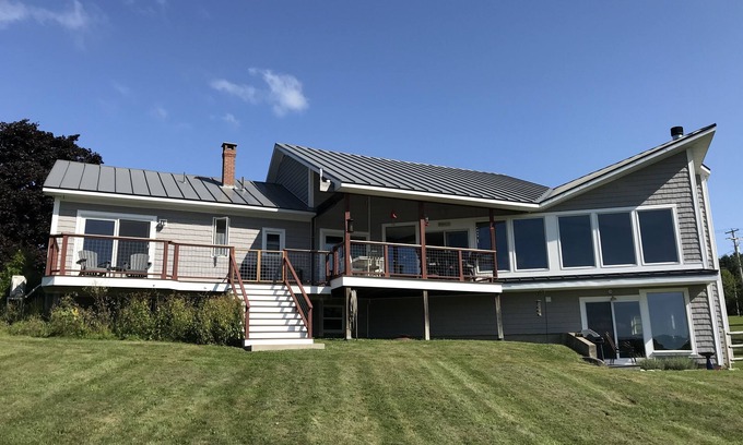 Belfast House | LARGE WATERFRONT HOME-Stunning harbor views-Walk to town-Large Deck-summer dates